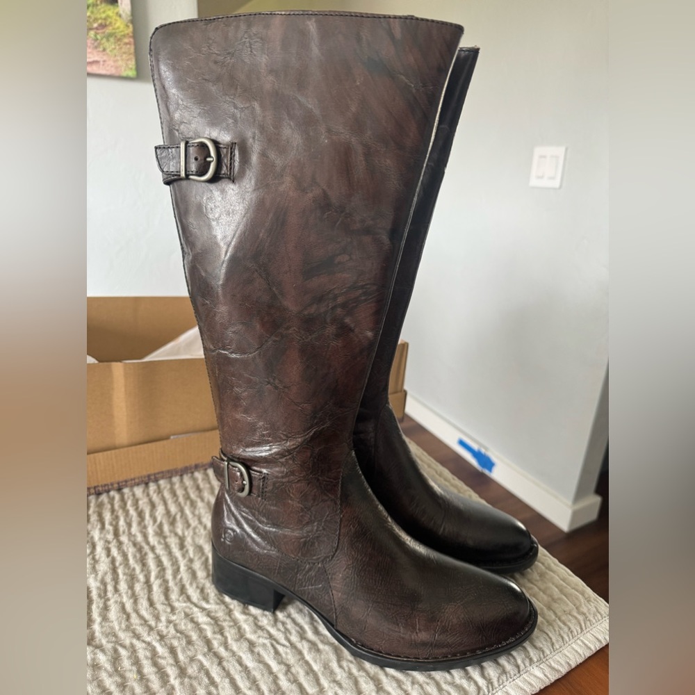 NWT Women’s Born Boots, size 8 wide calf